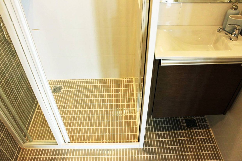 พื้นที่ภายในห้องน้ำขนาด 0.7.5 x 0.7.5 เมตรโดยประมาณ อาบคนเดียวก็เต็มแล้ว เพราะต้องแบ่งพื้นที่ให้กับอ่างล้างหน้าที่บิลท์อินแบบลอยตัวมาให้พร้อมช่องเก็บของด้านล่าง