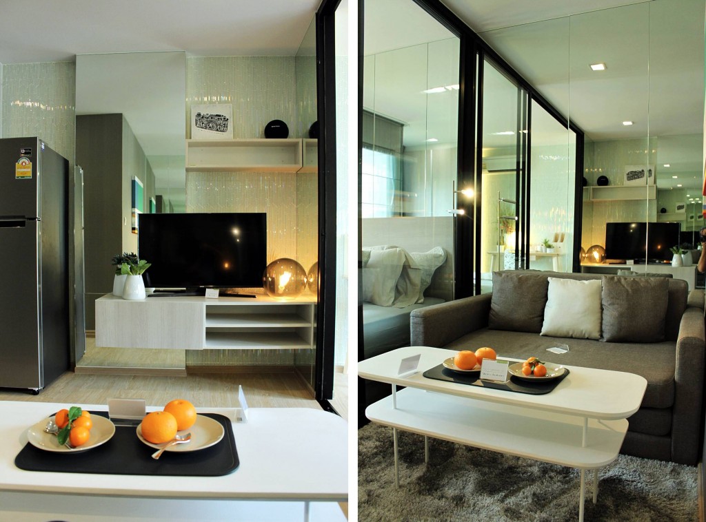 ด้านซ้ายเป็นชั้นวางทีวีแบบบิลท์อิน  ด้านขวามือเป็นโซฟาแบบ 3 ที่นั่งก็ถือว่าไม่คับแคบเลย ส่วนด้านหน้าเป็นห้องนอนมีฉากกั้น