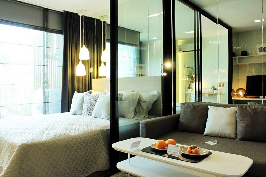 ระยะความสูงจากพื้นถึงฝ้า 2.4 ม. ดวงไฟเป็นแบบดาวน์ไลท์ สามารถเลือกปรับเป็นแสงสีขาวได้ ซึ่งห้องจริงจะเป็นดวงไฟตามแบบห้องตัวอย่าง