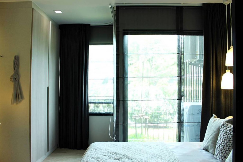 พื้นที่ด้านข้างของเตียงจะเป็นระเบียงห้อง และก็เป็นตู้เสื้อผ้าที่บิลท์อินมาให้