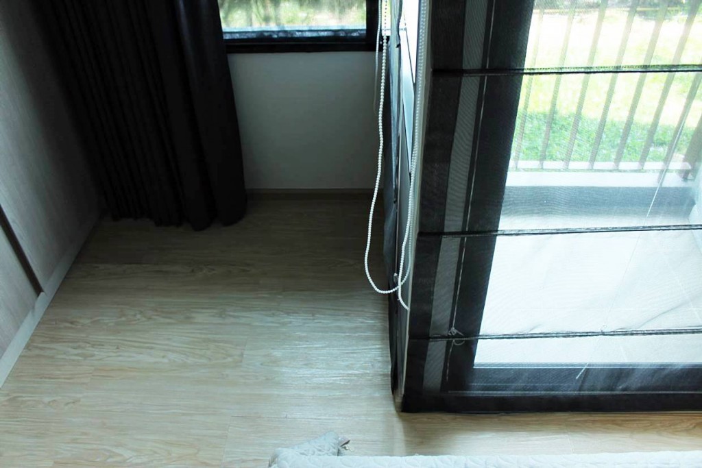 มีการจัดพื้นที่เข้ามุมสำหรับตู้เสื้อผ้า เหมือนกับเป็นการแบ่งพื้นที่จากระเบียงห้องมา แต่ก็เป็นเรื่องดีที่ทางโครงการมีการเจาะผนังเพื่อให้แสงเข้าภายในห้องไม่ได้ปิดทึบ