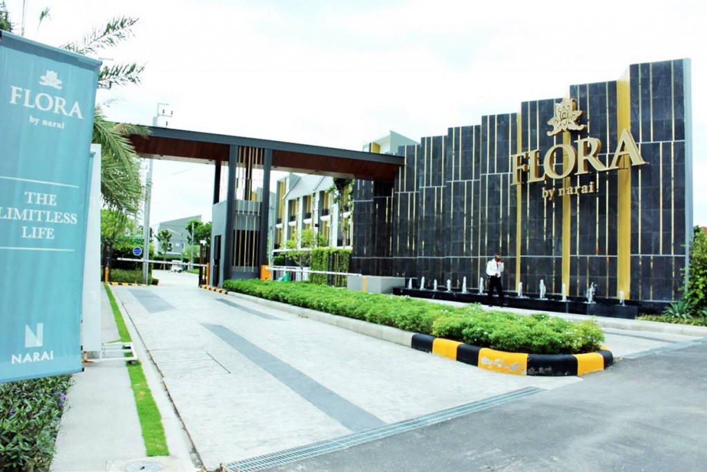 ด้านหน้าของทางเข้าโครงการ ฟลอร่า ติวานนท์  โดยโครงการตั้งอยู่บนถนนเลี่ยงเมืองนนทบุรี ตรงข้ามกับวัดบางแพรกเหนือ ซอยเลี่ยงเมืองนนทบุรี 3 