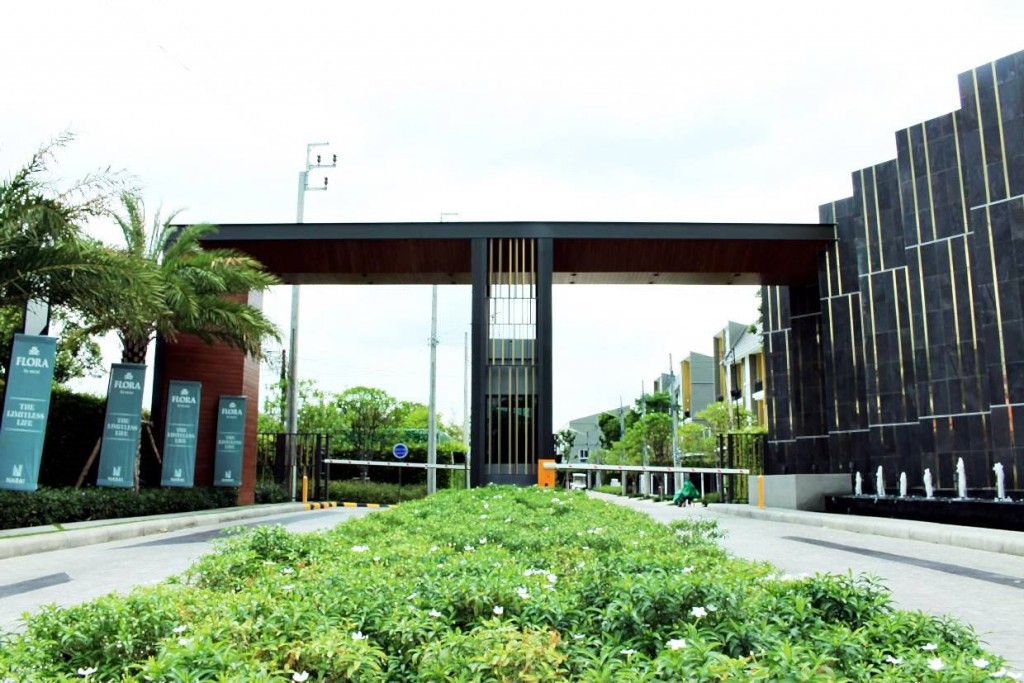 ซุ้มประตูทางเข้าของโครงการ ออกแบบเป็นสไตล์ “Modern Tropical” เน้นให้มีความกลมกลืนกับธรรมชาติ 