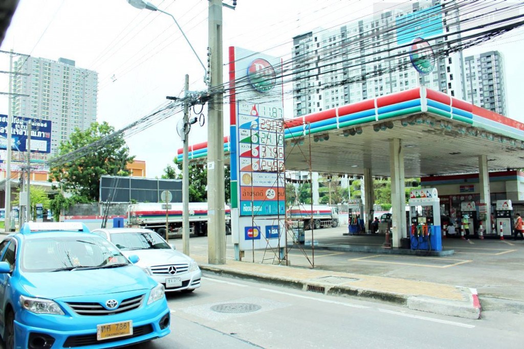 ตึกซ้ายมือเป็นโครงการ “ศุภาลัย ปาร์ค แคราย-งามวงศ์วาน” ตึกด้านหลังปั้มเป็นโครงการ “แอสปาย รัตนาธิเบศร์ 2”