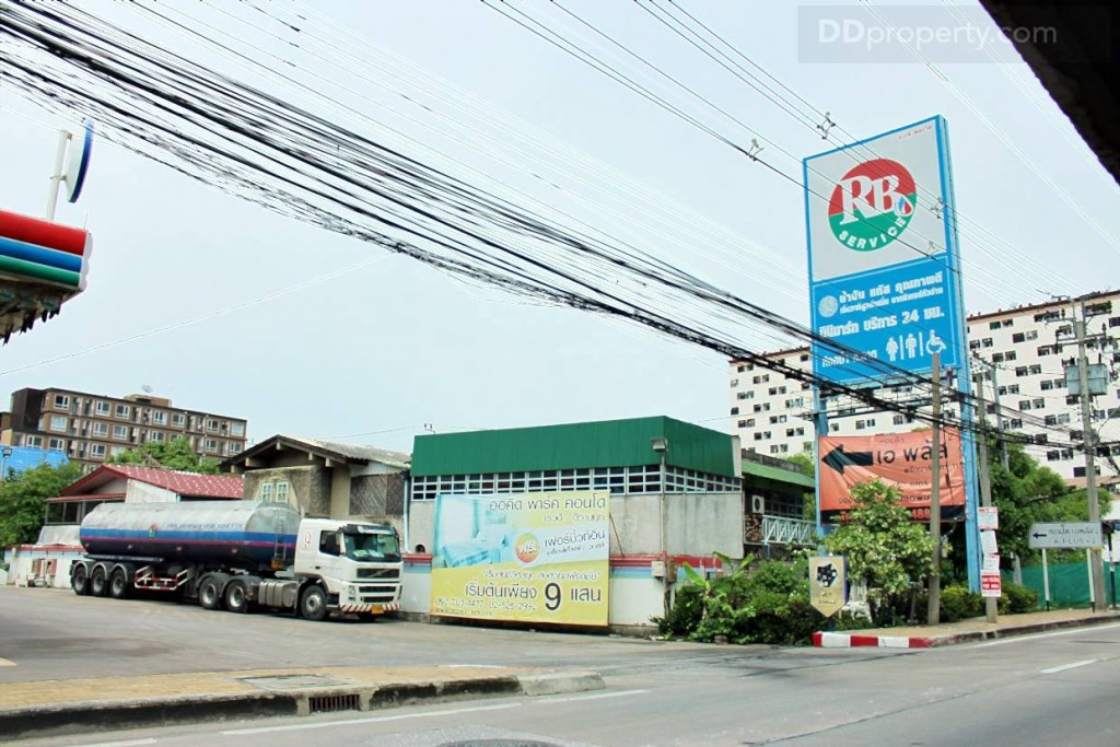 ปั้มน้ำมัน “RB” บริเวณปากซอยรัตนาธิเบศร์ 11 เป็นจุดสังเกตที่ดีจะได้ไม่เลยโครงการ ตึกสีน้ำตาลซ้ายเมืองเป็นโครงการ “เอ พลัส 2” (A Plus 2)