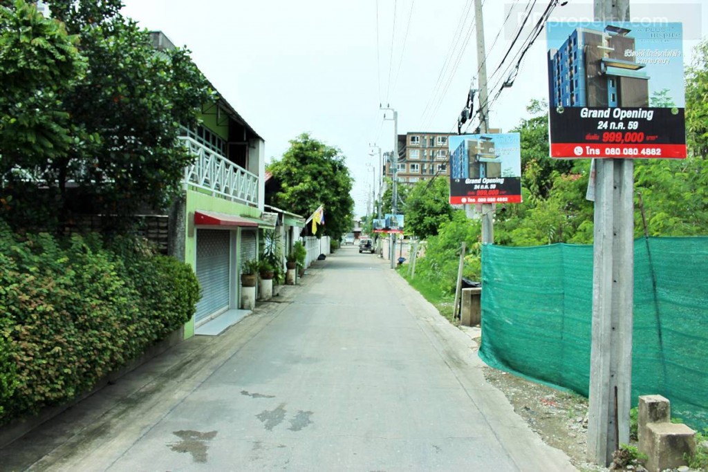 ถนนภายในซอย รัตนาธิเบศร์ 11 เลนเดียวสวนกัน หน้ากว้างประมาณ 6 เมตร