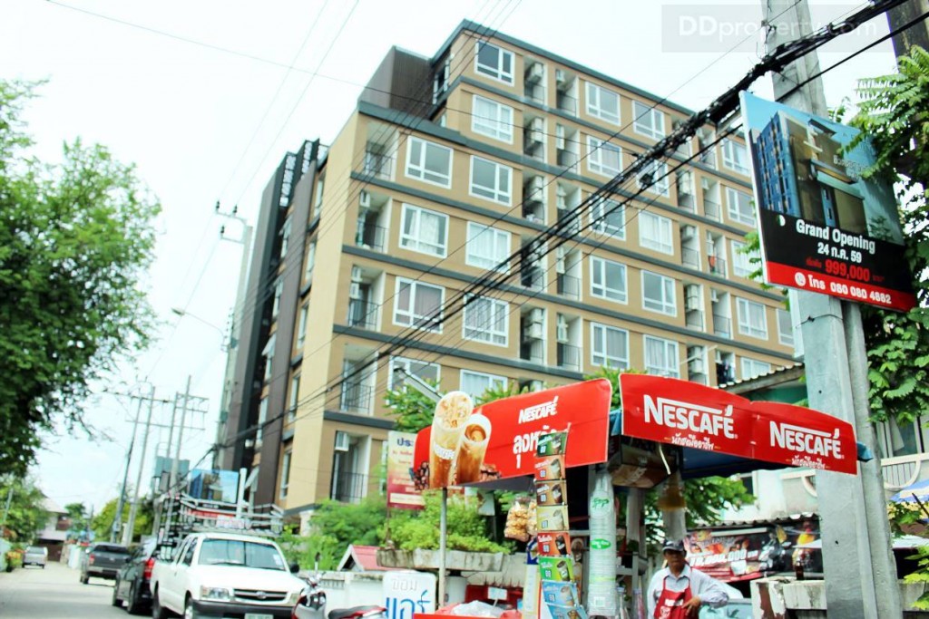 เข้ามาในซอยประมาณ 100 เมตร จะเป็นโครงการ “เอ พลัส 2” (A Plus 2) ของคอนโดนี้จะมีร้านขายของชำ และร้านตามสั่งแบบบ้านๆ หมดปัญหาเรื่องการหาของกิน