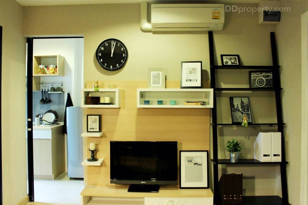 ด้านขวาเมื่อของห้องจะเป็นชั้นวางทีวี ชั้นวางของ ประตูไปยังพื้นที่ด้านหลังอาทิเช่นห้องน้ำ ห้องครัว และระเบียง