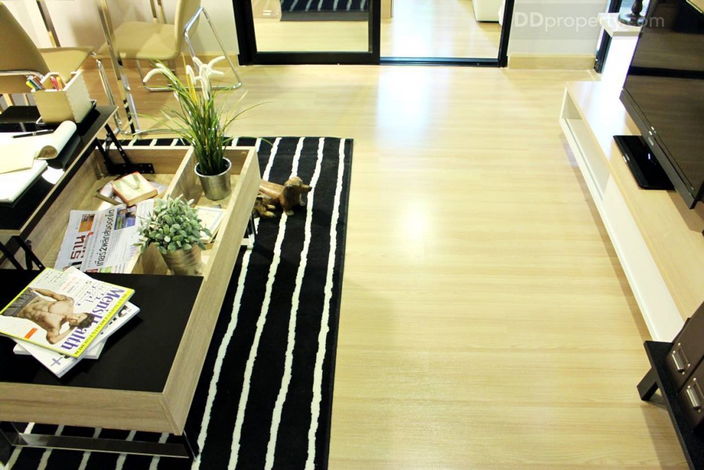 ระยะห่างจากชั้นวางทีวีถึงโซฟา ไม่ต่ำกว่า 2 เมตร