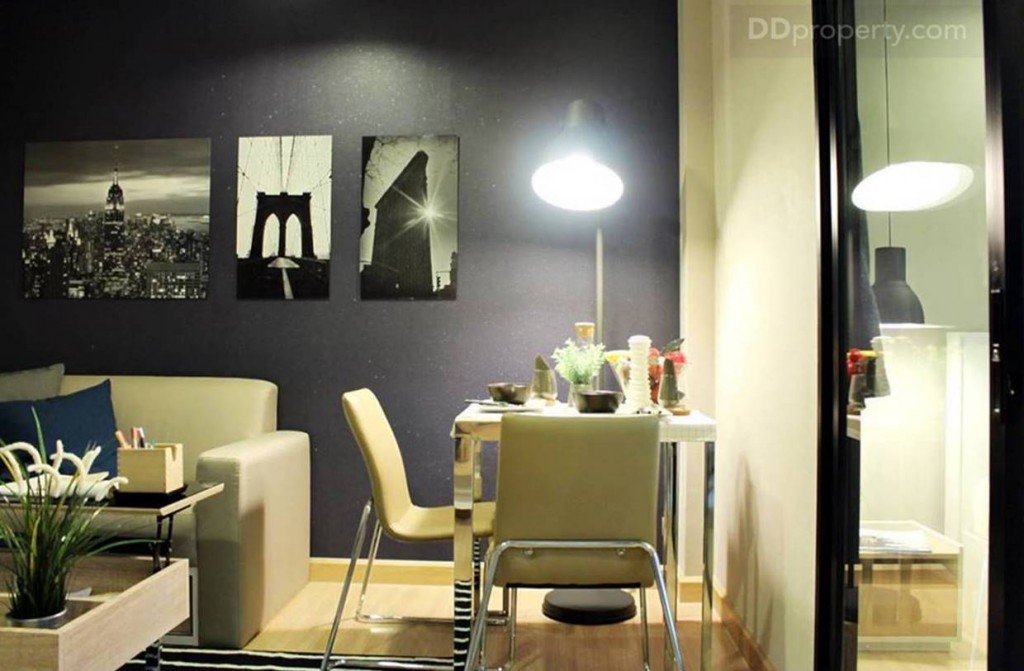 พื้นที่ด้านข้างโซฟาเป็นพื้นที่วางโต๊ะรับประทานอาหาร