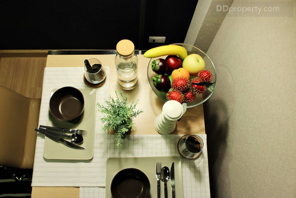 โต๊ะอาหารที่นำมาแต่งไว้ให้ห้องตัวอย่างเป็นสีเหลี่ยมจัตุรัสขนาด 0.75 x 0.75 เมตร โดยประมาณ บริเวณมุมนี้จะมีปลั๊กไฟให้อีก