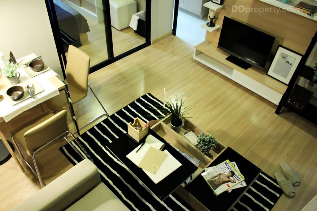 ภาพมุมสูงแสดงให้เห็นพื้นที่ของห้องนั่งเล่นโดยมีขนาดที่ลงตัว พร้อมการจัดวางที่เหมาะต่อการใช้งาน