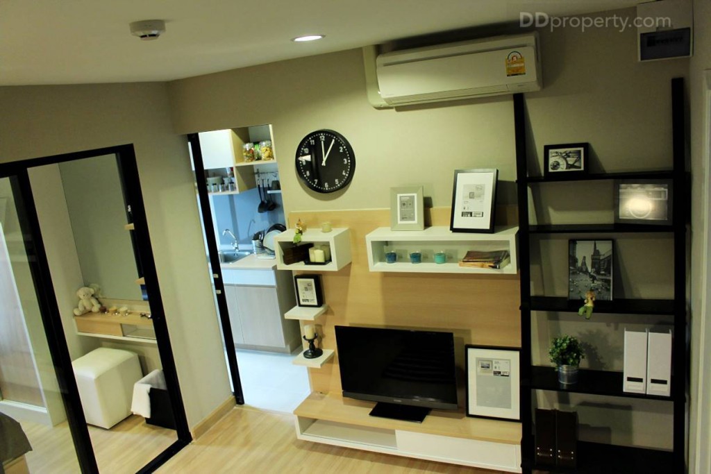 ความสูงเพดาน  2.4 เมตร ซึ่งอยู่ในระดับมาตรฐาน มีระบบไฟและคัทเอาท์ต่างๆ อยู่มุมขวามือของห้อง