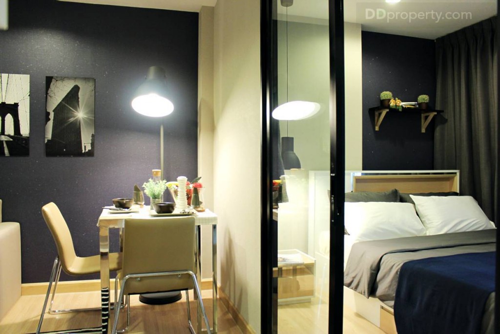 ระหว่างห้องนั่งเล่นและห้องนอนมีประตูกระจกบานสไลด์แบบสองตอน ซึ่งห้องจริงก็ได้เหมือนกับห้องตัวอย่าง