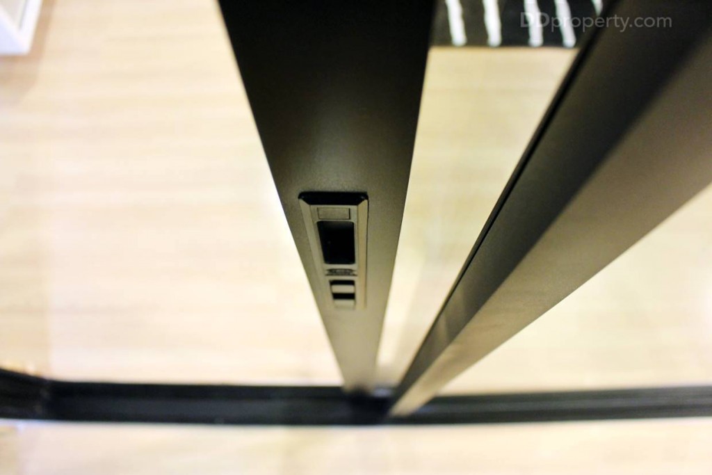 ประตูบานเลื่อนสามารถเปิด – ปิด ได้จากทั้งสองด้าน