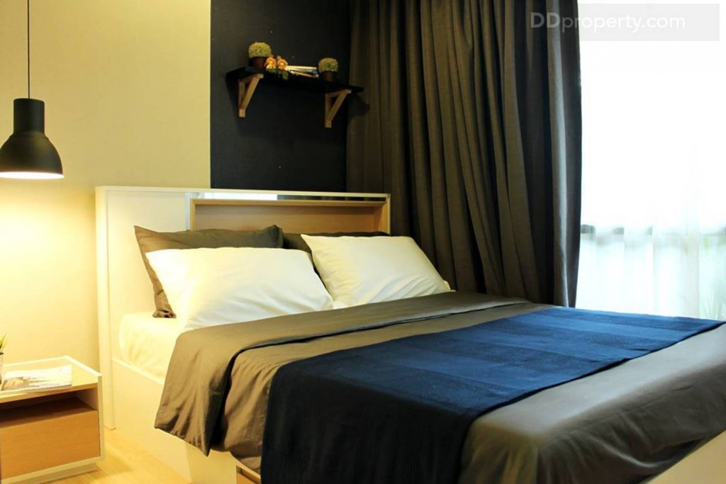 มุมมองภายในห้องนอนจัดวางด้วยเตียงขนาด 5 ฟุต ไม่มีการตกแต่งอะไรเป็นพิเศษดูเรียบๆ ซึ่งห้องจริงจะเป็นห้องเปล่า ก็ถือว่าเป็นไอเดียในการแต่งห้องไปก็แล้วกัน