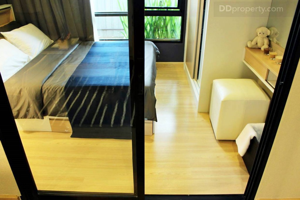 ภาพนี้แสดงให้เห็นพื้นที่ว่างภายในห้องนอนพอสมควร มีการจัดสรรสัดส่วนของห้องได้อย่างลงตัว