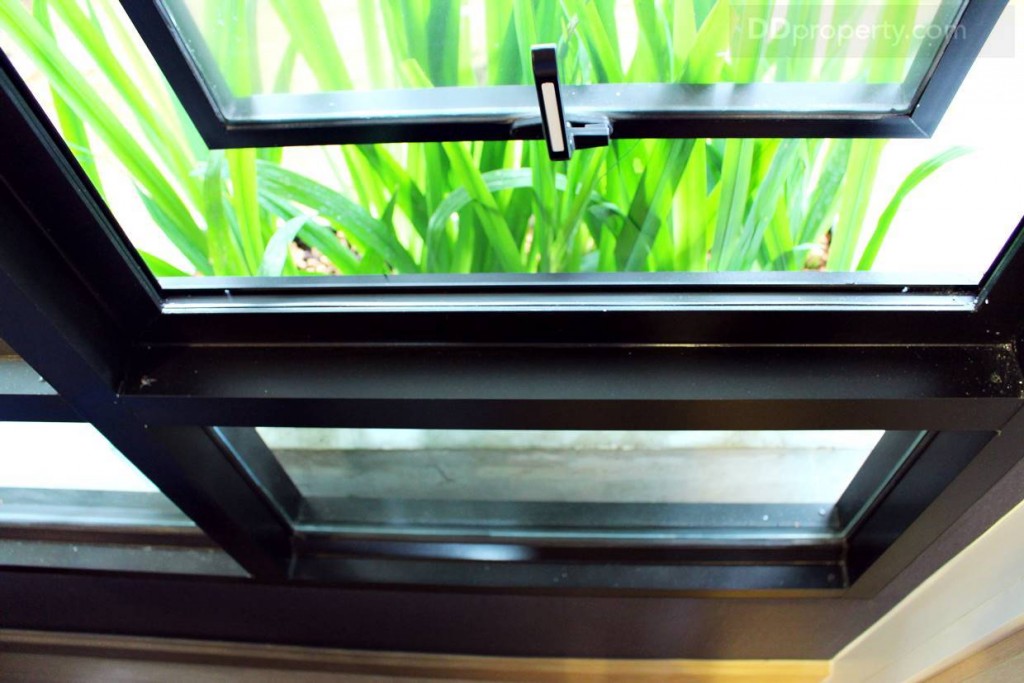 หน้าต่างห้องนอนเป็นแบบบานกระทุ้ง กระจกเป็นใสเขียวตัดแสง