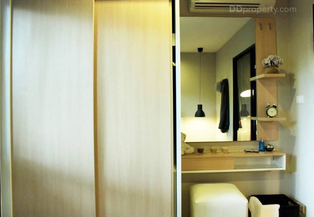 ปลายเตียงมีการบิลท์อินตู้เสื้อผ้า และโต๊ะแต่งหน้ามาให้แต่ห้องจริงไม่มีให้นะครับเป็นแค่ไอเดียเท่านั้นเอง