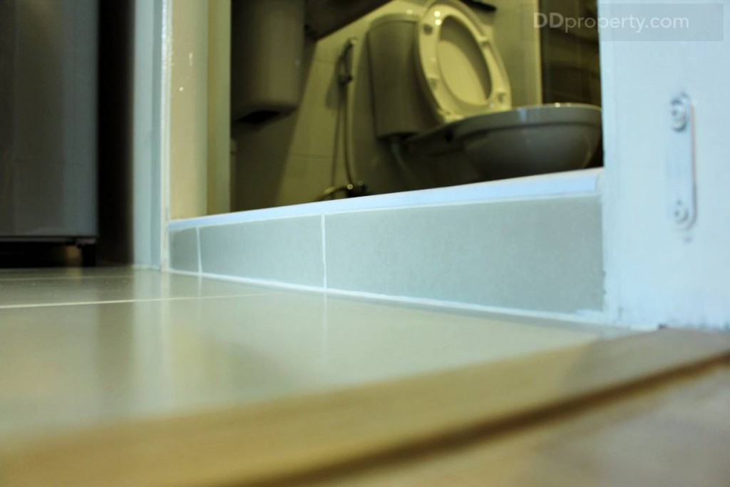 พื้นที่ของห้องครัวมีการยกขอบประมาณ 10 ซม. เพื่อกันน้ำจากห้องน้ำ