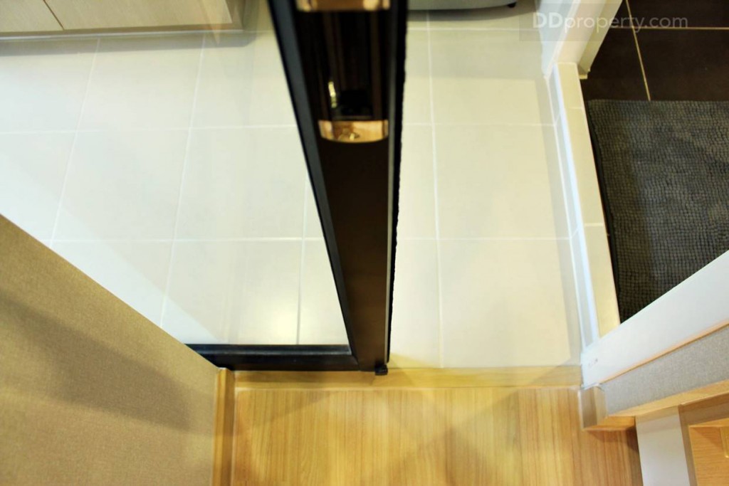ทางโครงการปูพื้นห้องครัว และห้องน้ำ เป็นกระเบื้อง แต่พิเศษคือมีฉากกั้นห้องครัวให้ด้วย ซึ่งหลายๆ โครงการที่มีราคาแพงกว่านี้ไม่มีให้