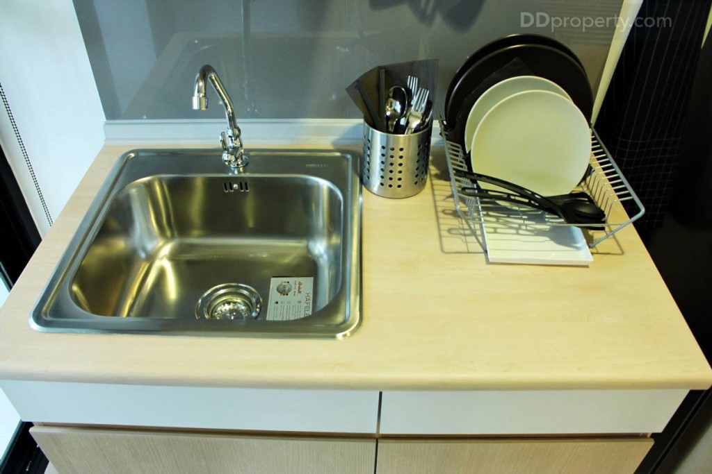 โครงการบิลท์อินชุดครัว ให้พร้อมอ่างล้างจานยี่ห้อ Hafele ส่วนที่วางจานไม่มีให้เป็นแต่ของตกแต่งเท่านั้นเอง ส่วนผนังครัวจะติดกระเบื้องมาให้เพื่อความสะดวกในการทำความสะอาดและใช้งาน