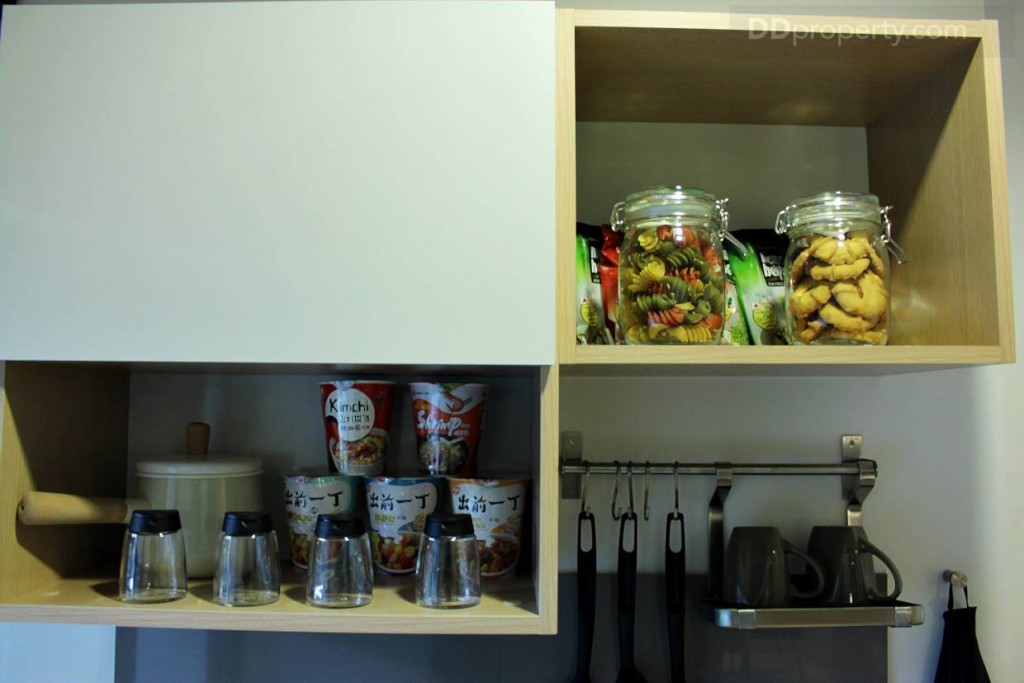 ตู้เก็บของด้านบนบิลท์อินมาให้ พร้อมชั้นวางของแบบเปิด และแบบปิด