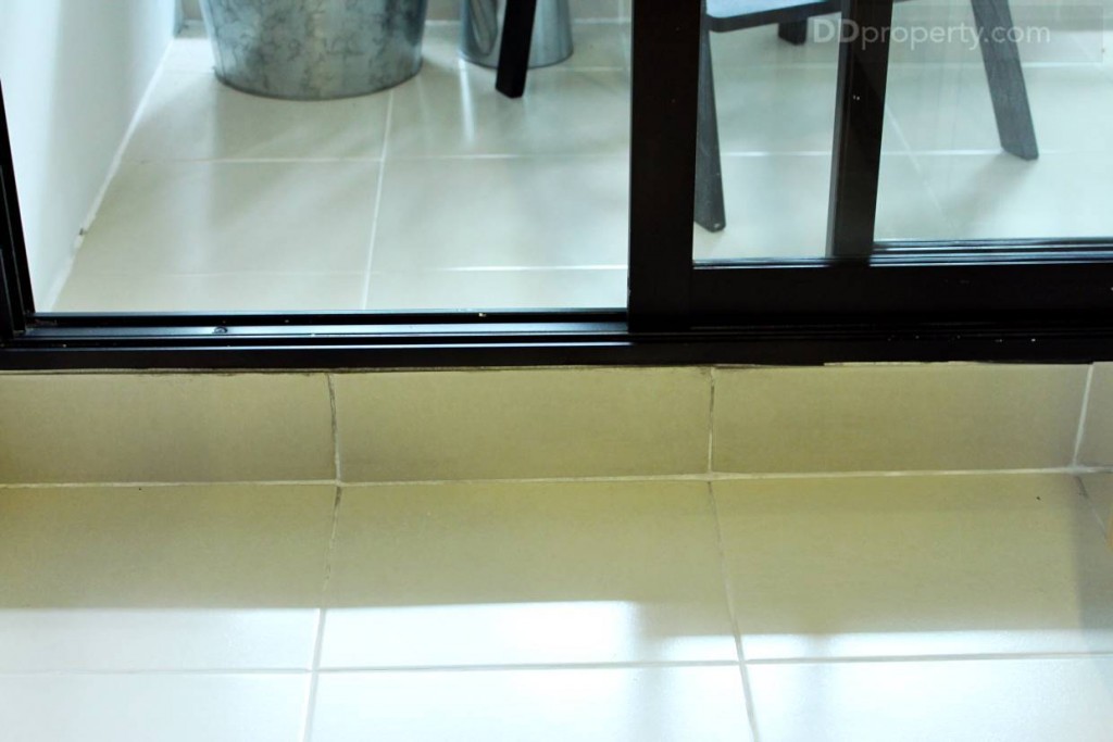 มีการยกขอบบริเวณฉากกั้นห้องครัวและระเบียง สูงประมาณ 10 ซม.