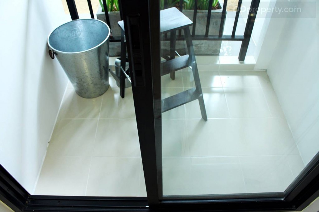 ฉากกันระเบียงเป็นกระจกบานสไลด์สองตอนอะลูมิเนียมขอบดำ พื้นที่ระเบียงขนาด 1.5 x 1.25 เมตร โดยประมาณ