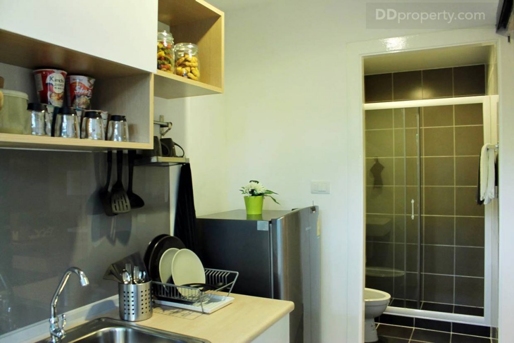 ส่วนที่วางตู้เย็นจะอยู่ด้านใน อยู่ด้านหน้าห้องน้ำ การออกแบบพื้นที่จัดวางแบบนี้ก็เพื่อสะดวกในการใช้งานนั่นเอง