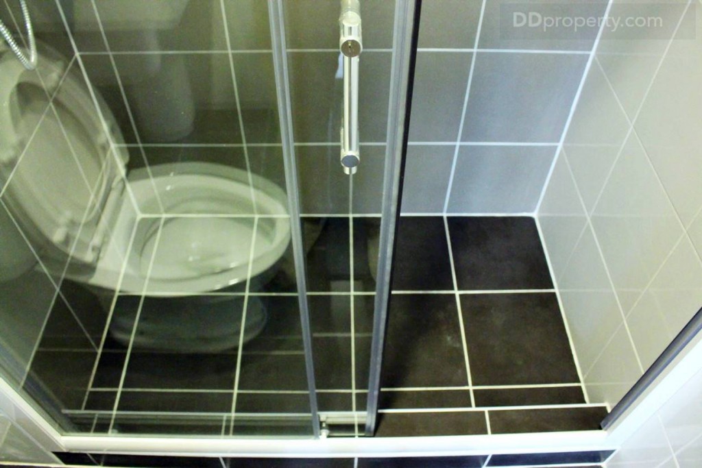 ห้องจริงไม่แถมฉากกั้นอาบน้ำให้นะครับ