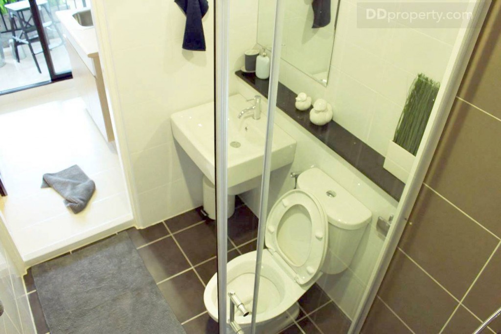 ภาพมุมสูงทำให้เห็นพื้นที่ภายในห้องน้ำ