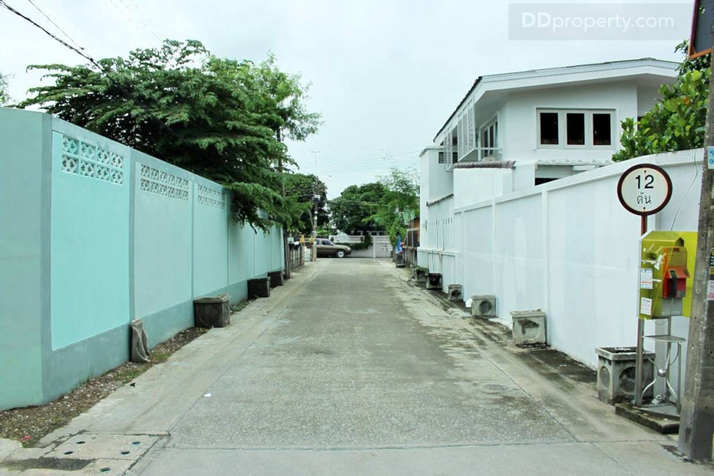 จากสำนักงานขายมาถึงแยกแล้วเลี้ยวซ้ายจะเห็นรั้วสีฟ้าถัดรั้วสีฟ้าไปจะเป็นที่ตั้งโครงการ “เอ พลัส อินสไปร์ รัตนาธิเบศร์ ”