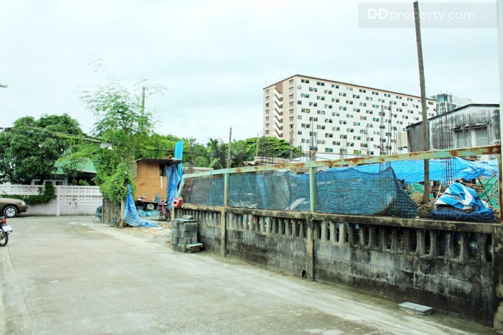 ขวามือตรงข้ามที่ตั้งโครงการเป็นพื้นที่ก่อสร้างอพาร์ทเม้นท์ใหม่
