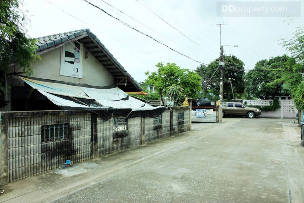 บ้านเดี่ยวซ้ายมือที่เห็นจะเป็นพื้นที่ตั้งของโครงการยาวไปจนสุดถนน ด้านหลังโครงการจะเป็นคลอง