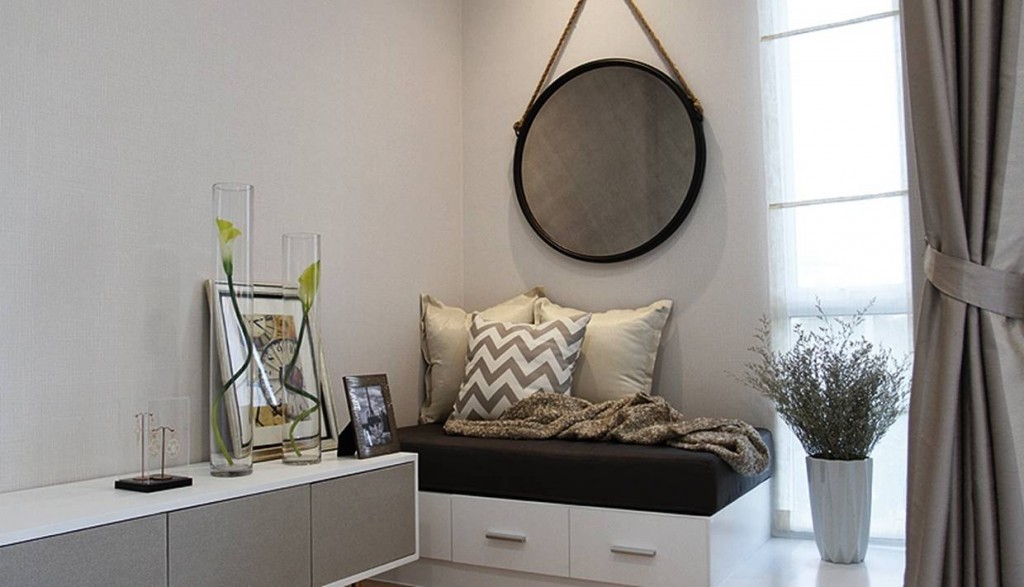 อีกหนึ่งไอเดียของการแต่ง Master bedroom ของบ้านตัวอย่าง ที่ทำเป็นมุมนั่งพักผ่อน และมีการบิลท์อินชั้นวางของแบบลอยตัว