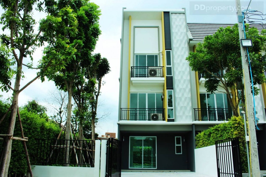 มุมมองด้านหน้าของบ้านตัวอย่าง (หรือบ้านเปล่า) Type B, Type BB ที่สะท้อนดีไซน์สไตล์ Modern Tropical เน้นโทน สีที่ดูสบายตาและดูกลมกลืนกับธรรมชาติ