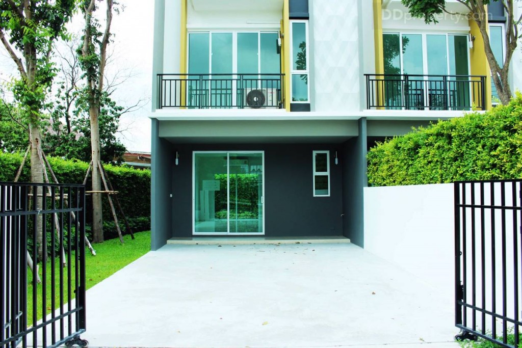 ทาวน์โฮม Type BB  (หน้ากว้าง 5 เมตร) สามารถจอดรถได้ 2 คัน เพราะเป็นแปลงมุมทำให้มีพื้นที่สวนด้านข้างของตัวบ้าน