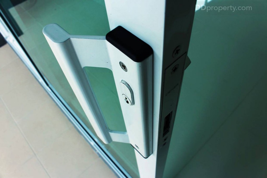 ประตูทางเข้าหน้าบ้านเป็นแบบเลื่อนพร้อมที่จับ ซึ่งจะใช้งานง่ายกว่าประตูบานเลื่อนที่เป็นแบบก้านล็อก