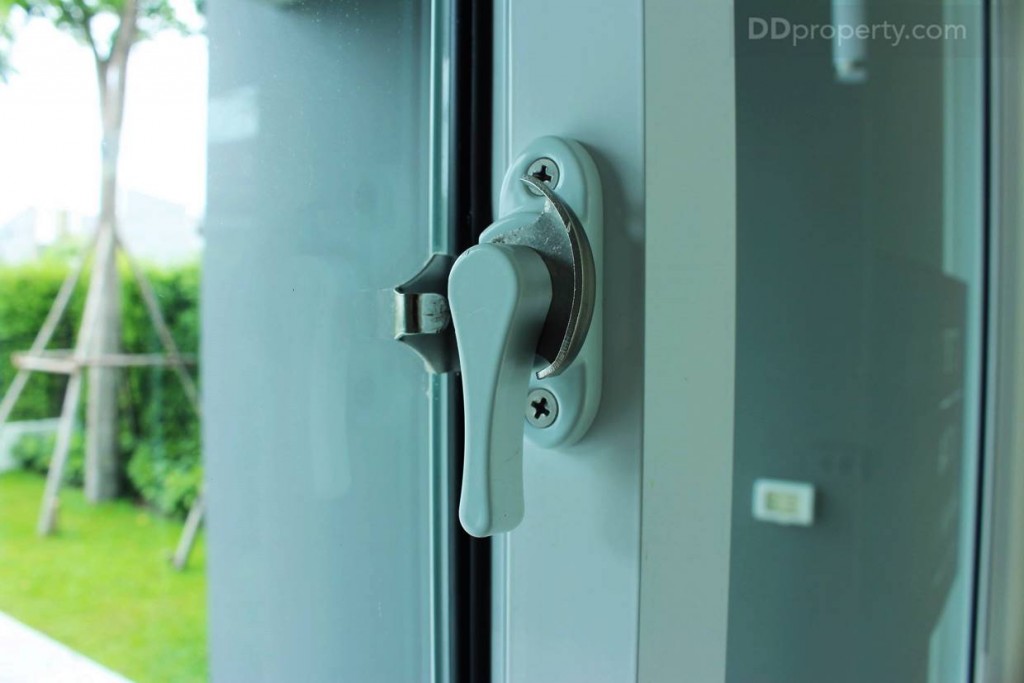 โดยจะมีตัวล็อกตรงกลางอีกชั้นหนึ่งเพื่อป้องกันการโยกหรือเลื่อนเพื่อให้ตัวล็อกหลุด