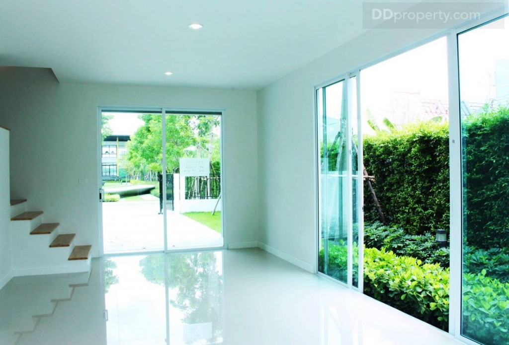 มุมมองจากด้านหลังของตัวบ้าน และจะเห็นว่าผนังด้านข้างของตัวบ้านจะเป็นกระจกบานเลื่อนทำให้ภายในบ้านดูโปร่ง อีกทั้งยังสามารถเปิดรับลมและแสงได้เป็นอย่างดี ซึ่งหากเป็นแปลงมุมจะมีพื้นที่ด้านข้างที่เพิ่มขึ้นมา ให้อารมณ์ที่ใกล้เคียงกับบ้านเดี่ยว 