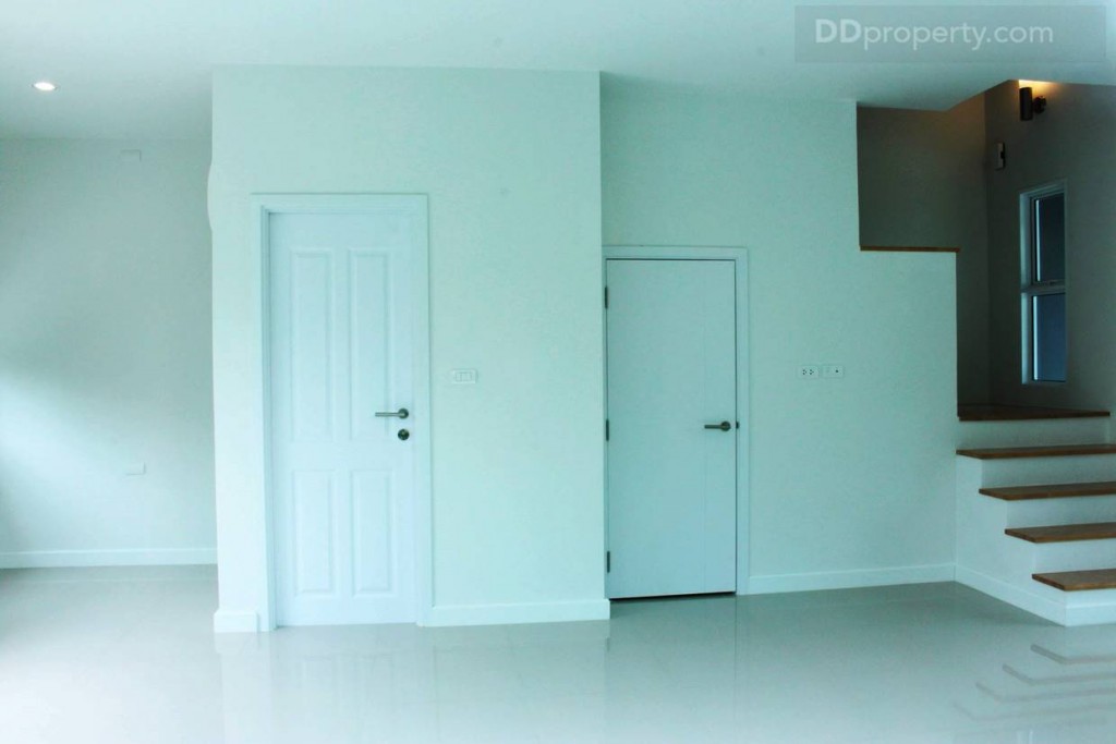 พื้นที่ริมด้านซ้ายของภาพจะเป็นพื้นที่ครัว ถัดมาจะเป็นห้องน้ำกลางชั้นล่าง และห้องที่ถัดจากบันไดจะเป็นห้องเก็บของ 