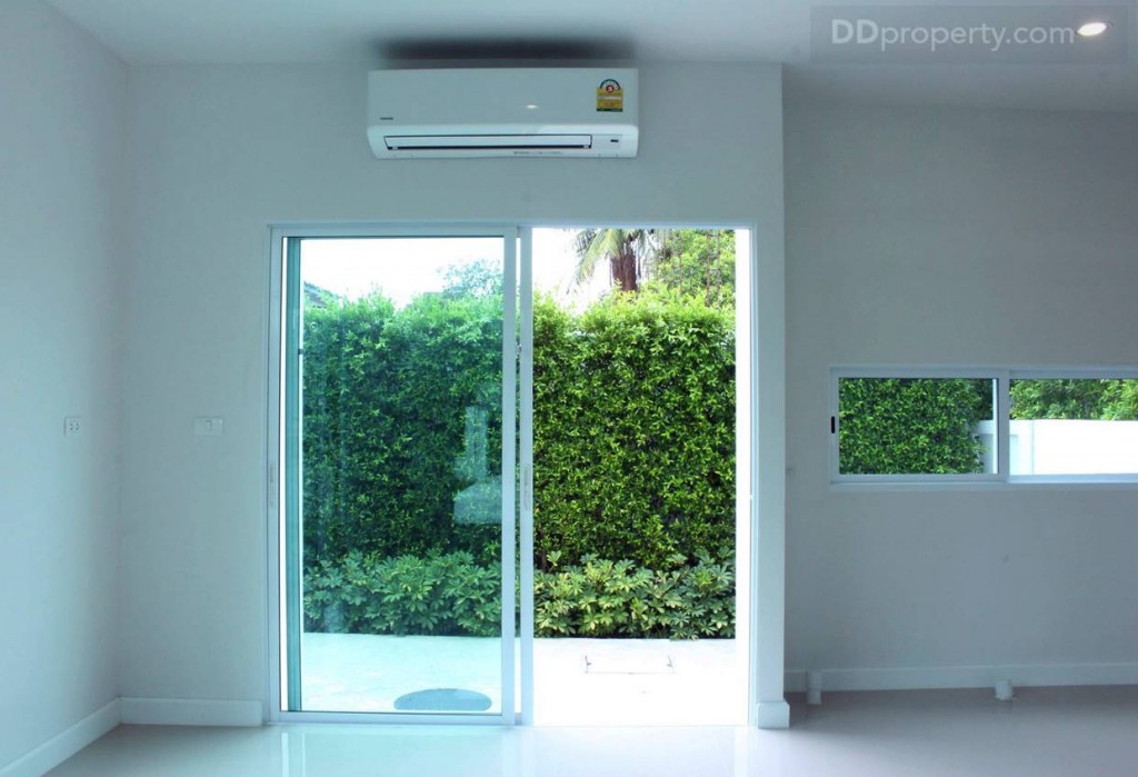 ประตูด้านหลังบ้านก็เป็นประตูกระจกบานเลื่อนเช่นกัน ส่วนแอร์จะเป็นโปรโมชั่นของโครงการสามารถสอบถามเพิ่มเติ่มได้จากโครงการ