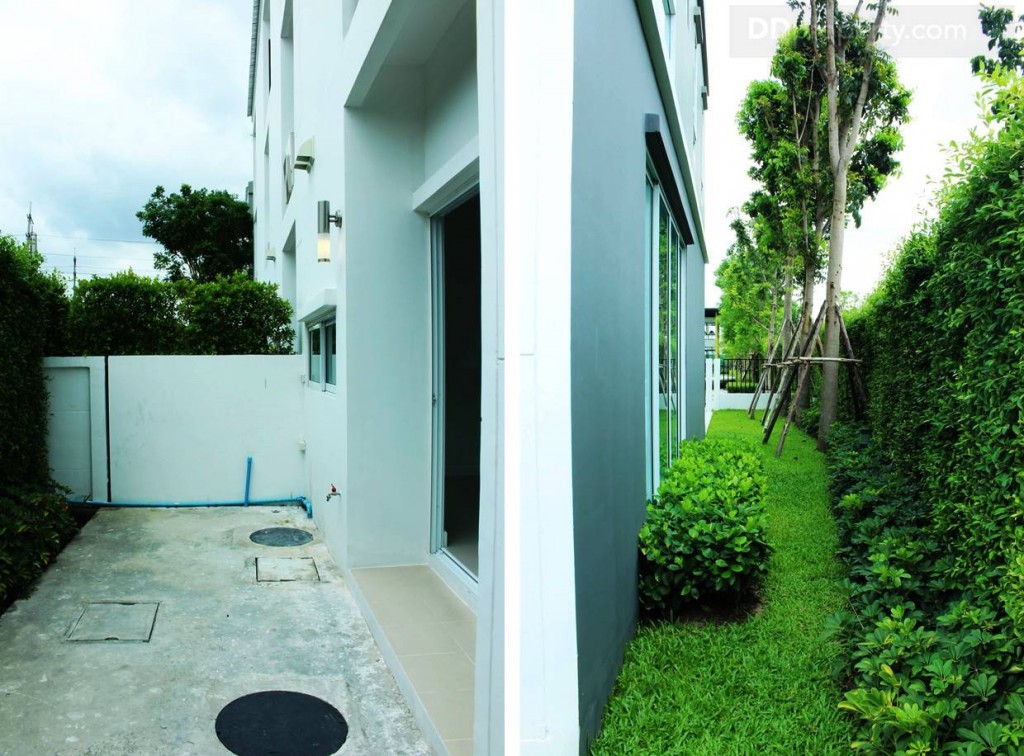 พื้นที่ด้านหลังบ้านมีการเทปูน วางระบบท่อน้ำเสีย น้ำทิ้ง ซึ่งถูกออกแบบให้เป็นพื้นที่ซักล้าง สามารถต่อเติมและติดตั้งหลังคาเพิ่มเติมได้ ส่วนรูปขวามือจะเป็นพื้นที่ข้างบ้าน ซึ่งจะมีเฉพาะแปลงมุมเท่านั้น  สวนข้างบ้านถึงแม้จะไม่ใหญ่มาก แต่ก็ทำให้บ้านดูสวยขึ้นถนัดตา และจะมีแค่เฉพาะหลังมุมเท่านั้น แต่จะไม่มีการจัดสวนมาให้เป็นพื้นที่เปล่าๆ