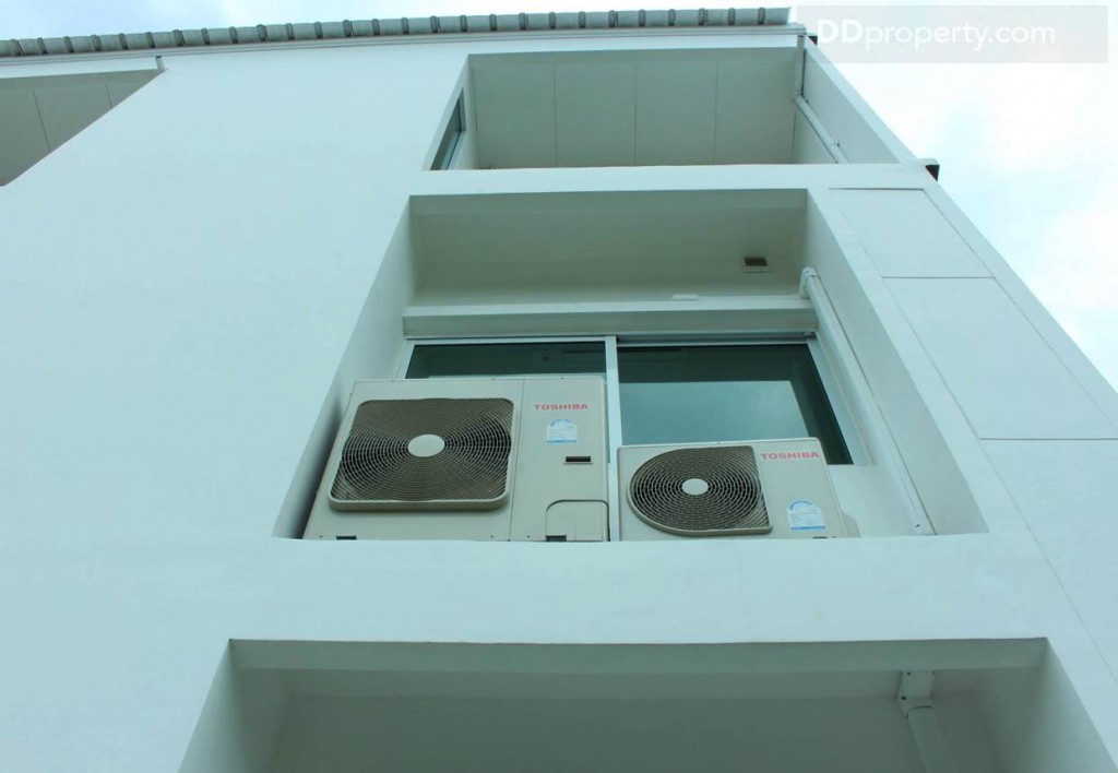 พื้นที่ด้านหลังของบ้าน แต่ละชั้นมีความสูงเพดาน 2.5 เมตร โดยประมาณ 