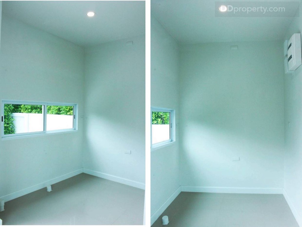 พื้นที่ในส่วนของห้องครัว ทางโครงการได้เจาะผนังติดกระจกบานเลื่อนเพื่อไว้ระบายอากาศให้แล้ว พร้อมกับวางระบบท่อมาให้ สิ่งที่ต้องทำคือซื้อชุดครัว มาติดตั้งเท่านั้นเอง หรือใครที่อยากให้ลงตัวมากกว่านี้ก็สามารถบิลท์อินชุดครัวไปเลยจะได้สวยสมใจ รูปขวาเป็นระบบคัทเอาท์ไฟในส่วนต่างๆ ของบ้าน 