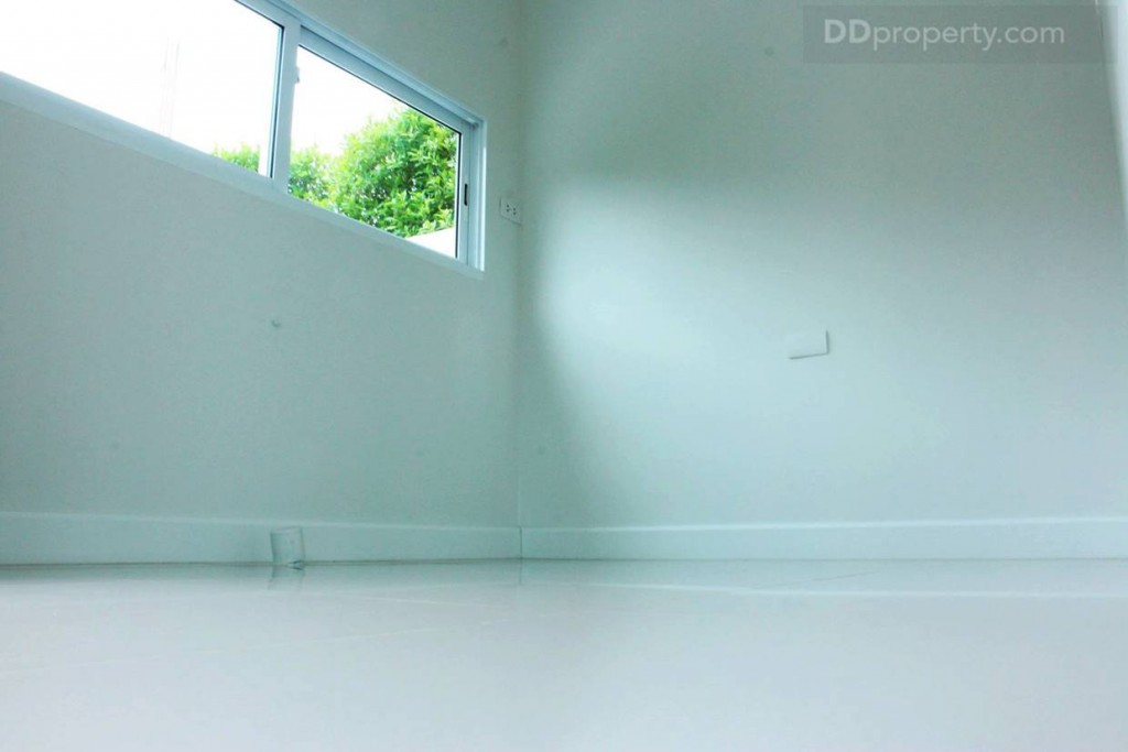 พื้นบ้านปูด้วยกระเบื้องแกรนนิตโต้ผิวเรียบเงาขนาด 30x30 ซม. 