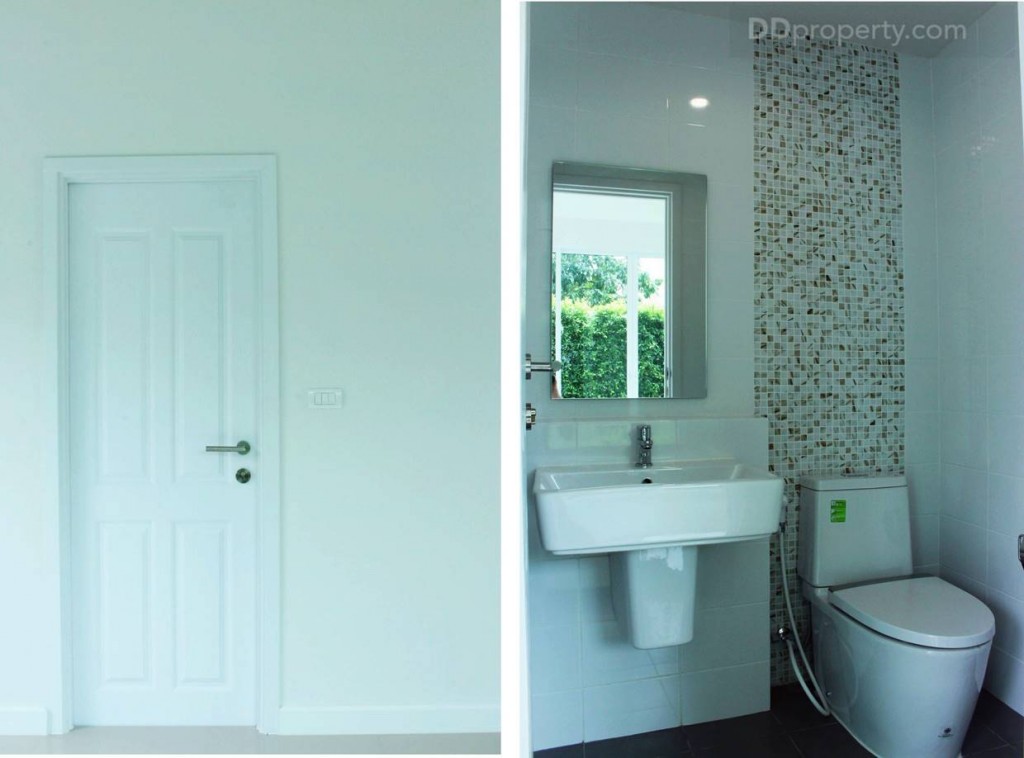 (ซ้าย) ประตูห้องน้ำเป็นประตูไม้สีขาวไซส์มาตรฐานพร้อมที่เปิดประตูแบบก้านจับ  (ขวา) ภายในห้องน้ำ ทางโครงการติดตั้งอ่างล้างหน้า และชักโครก ของ American standard ได้ทุกอย่างตามที่เห็นเลยครับ 