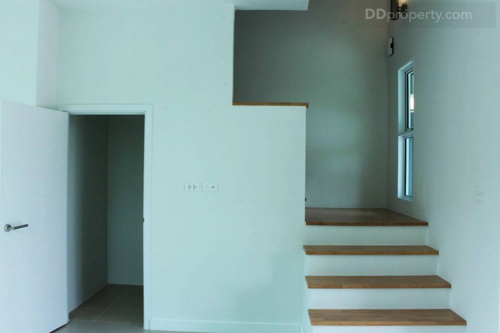 มาถึงพื้นที่ช่วงหน้าบ้านกันบ้าง ประตูที่เปิดอยู่จะเป็นห้องเก็บของใต้บันได พร้อมกับบันไดทางขึ้นชั้น 2 