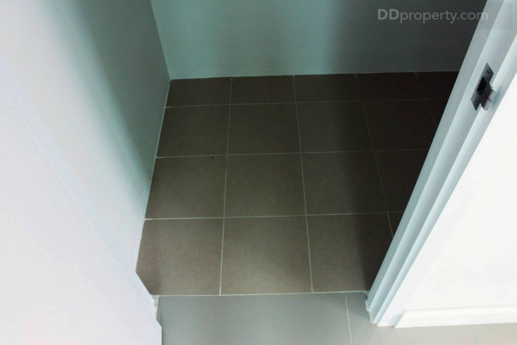 ห้องเก็บของใต้บันไดพื้นที่ 1x1.5 เมตร พื้นปูด้วยกระเบื้อง 